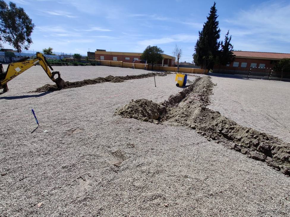 Lorca inicia la plantación de más de una treintena de árboles en los colegios Juan González y Alfonso García