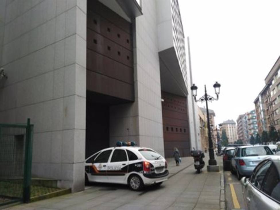 Coche de la Policía Nacional entrando en los juzgados de Oviedo