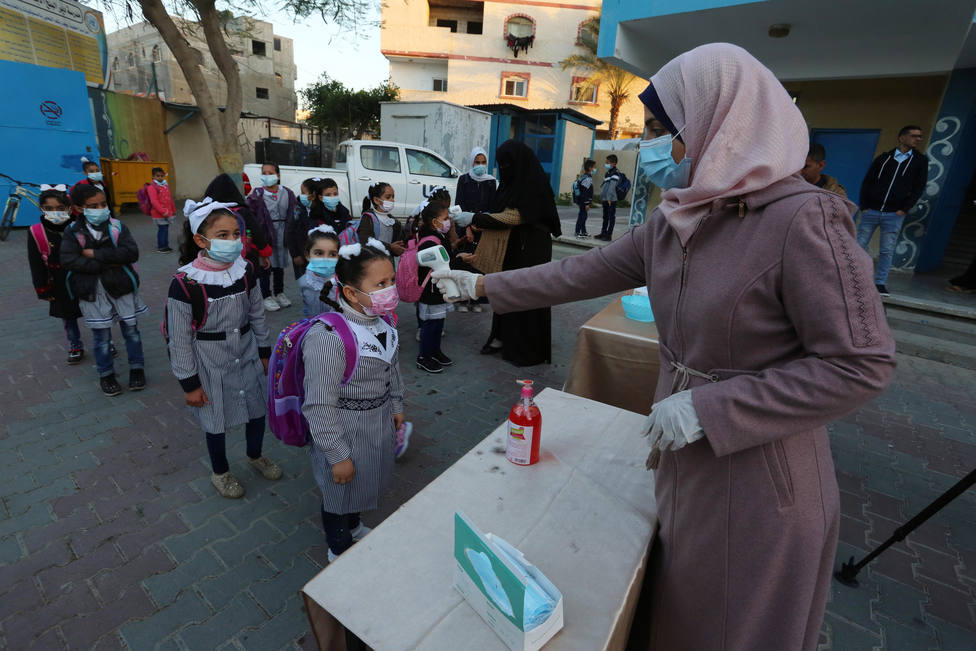 Unos 22.000 civiles se refugian en las escuelas de la ONU en Gaza e incrementan el riesgo de contagio