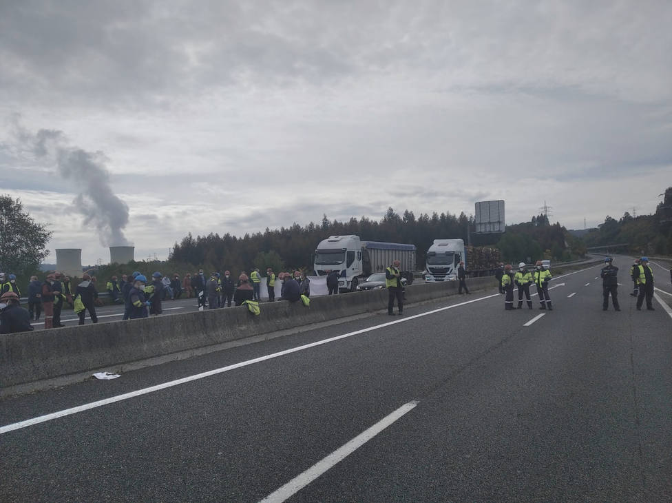 Los operarios de Endesa y de las auxiliares cortaron el tráfico en la autovía AG-64 - FOTO: Cedida