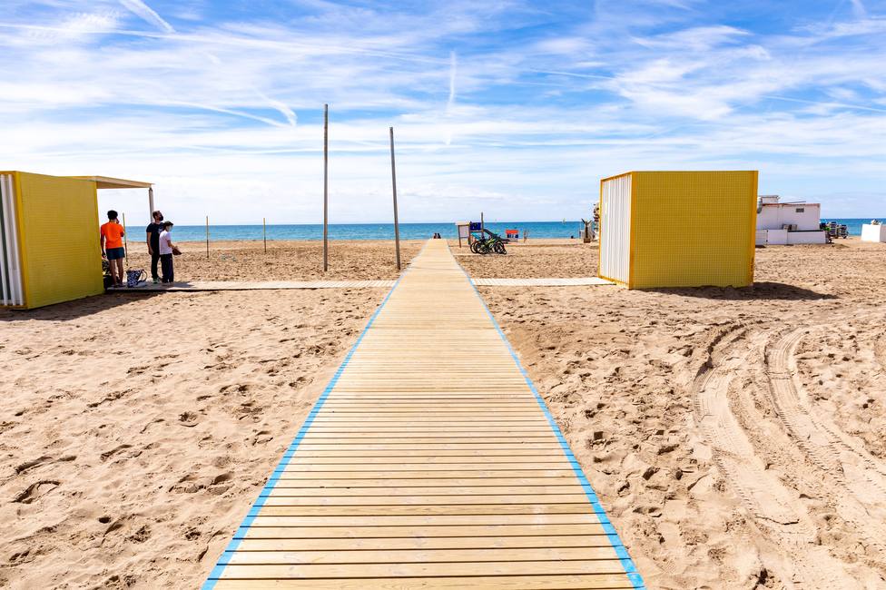 La Guardia Urbana cierra tres playas de Barcelona por la alta ocupación