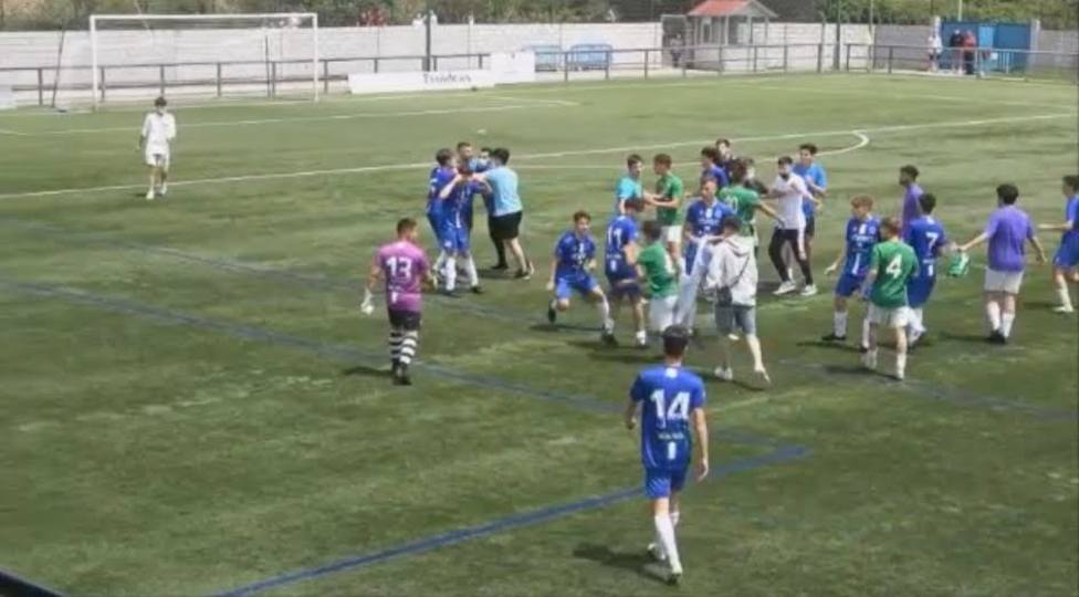 Imágenes de la pelea entre los futbolistas del Grujoan y el Juventud Estadio