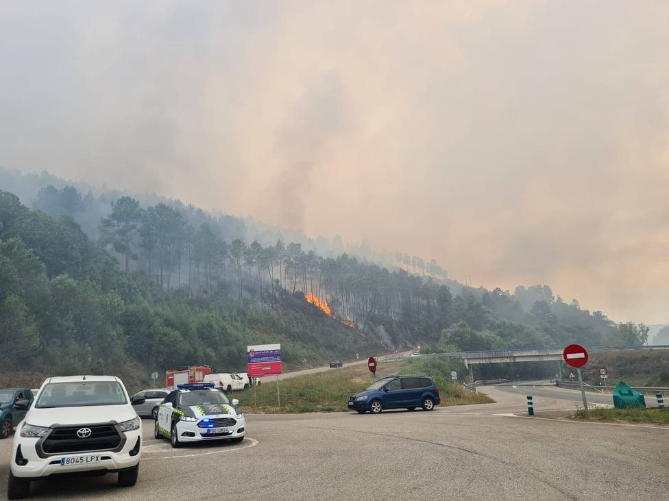 Los servicios de emergencias siguen luchando contra el fuego en Ribas de Sil