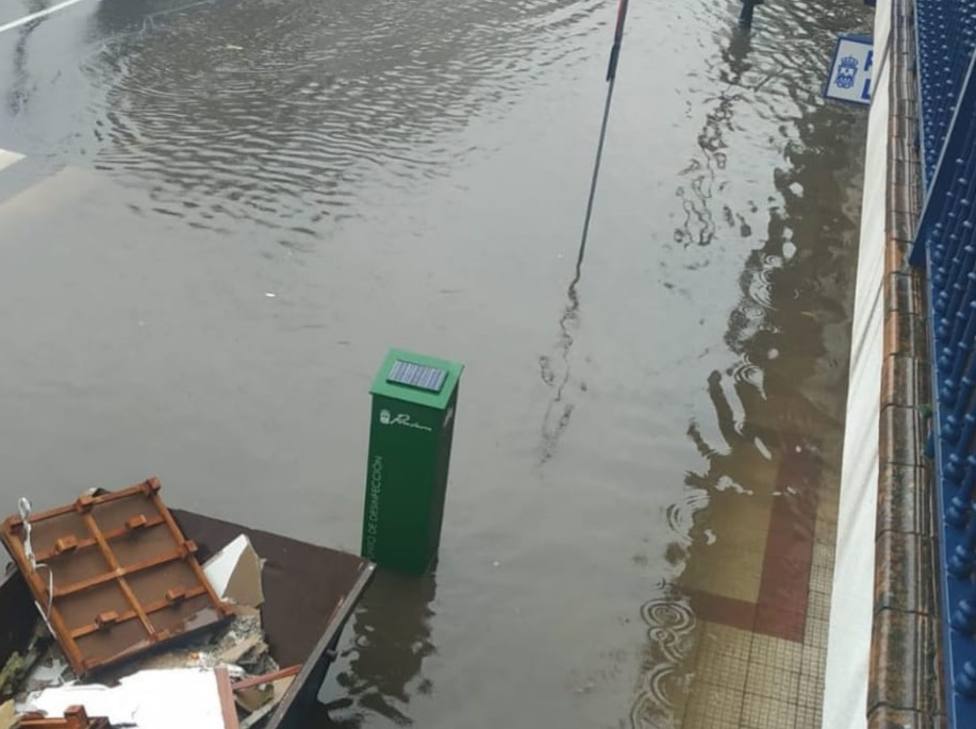 Las inundaciones afectaron a diferentes zonas de Pontedeume, entre ellas a la Avenida Ricardo Sánchez