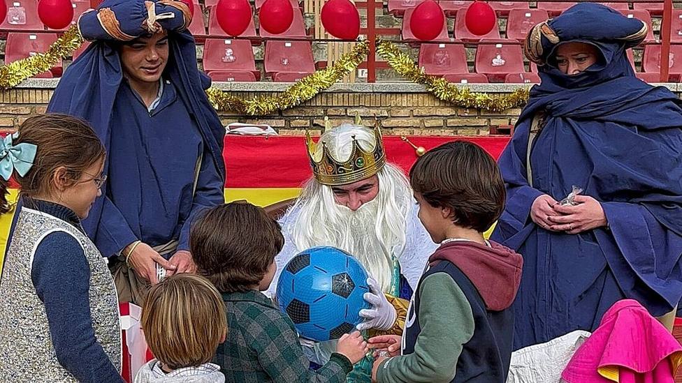 Los Reyes Magos entregando regalos a los niños de Córdoba en su plaza de toros