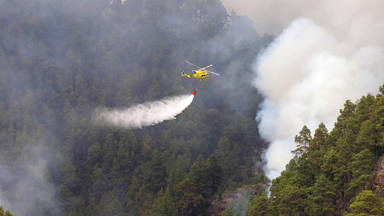 El incendio de La Palma evoluciona bien, con el esfuerzo concentrado en el Parque Nacional