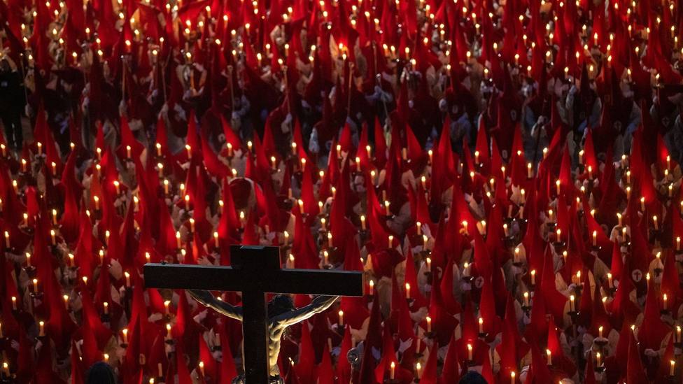 Los cofrades de la hermandad del Santísimo Cristo de las Injurias de Zamora rodean al paso titular
