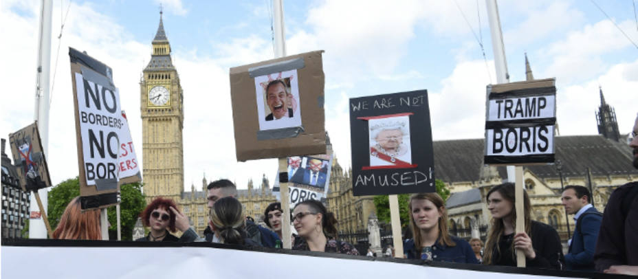 manifestantes apoyando la permanencia del Reino Unido en la Unión Europea delante del Parlamento británico el pasado viernes. EFE