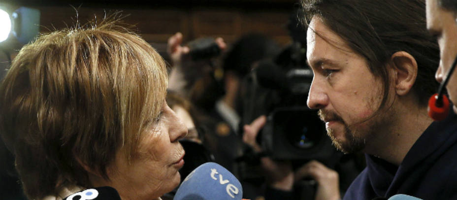 Celia Villalobos y Pablo Iglesias durante su cara a cara en el Congreso este jueves. EFE
