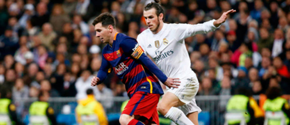 Leo Messi, junto a Gareth Bale, en el Clásico del sábado. REUTERS