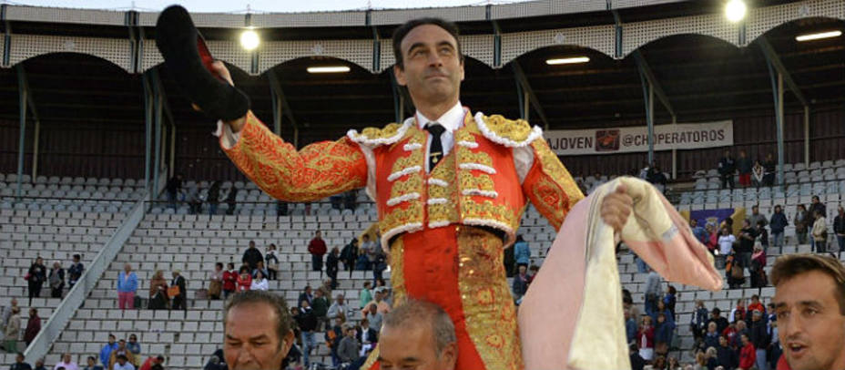 Enrique Ponce en su salida a hombros en el tercer festejo de la Feria de San Antolín de Palencia. EFE