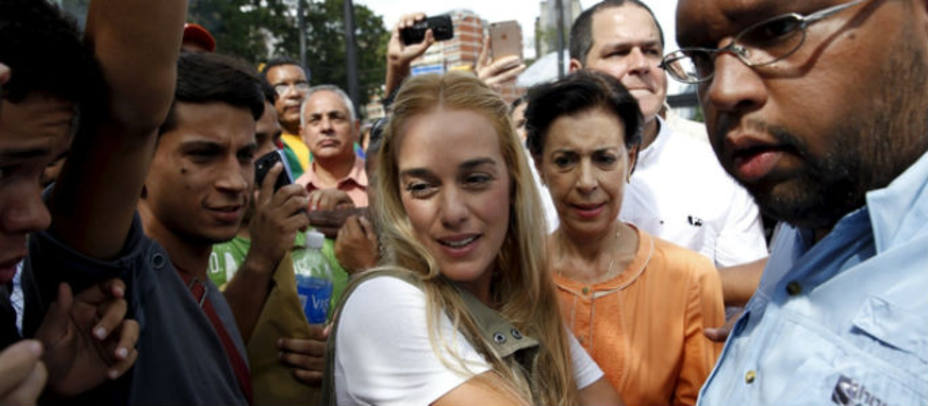 Lilian Tintori tras leer la carta de su esposo rodeada de venezolanos que se oponen al régimen de Maduro. Reuters