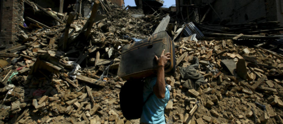 Bhaktapur, entre los escombros. REUTERS