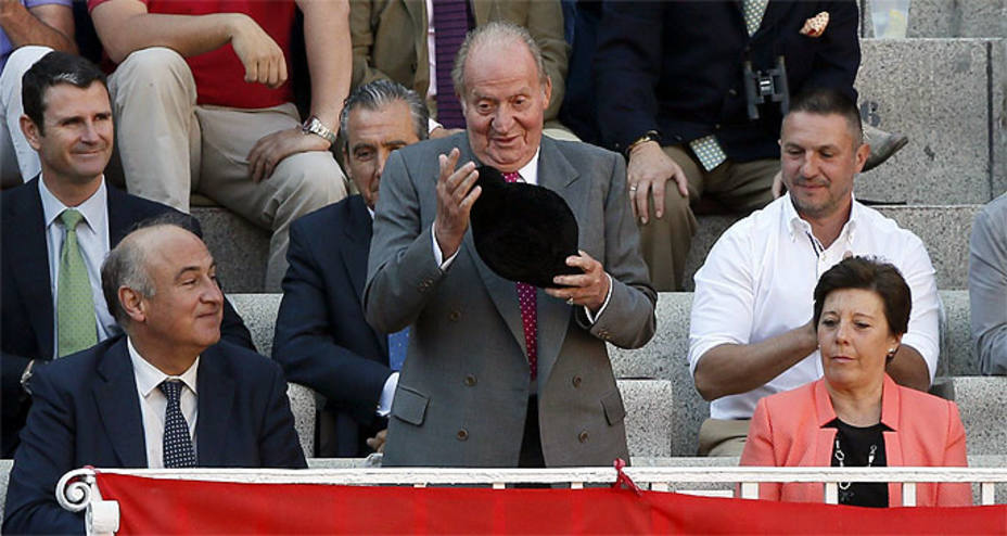 Don Juan Carlos recogiendo uno de los brindis que ha recibido este miércoles en Las Ventas. EFE