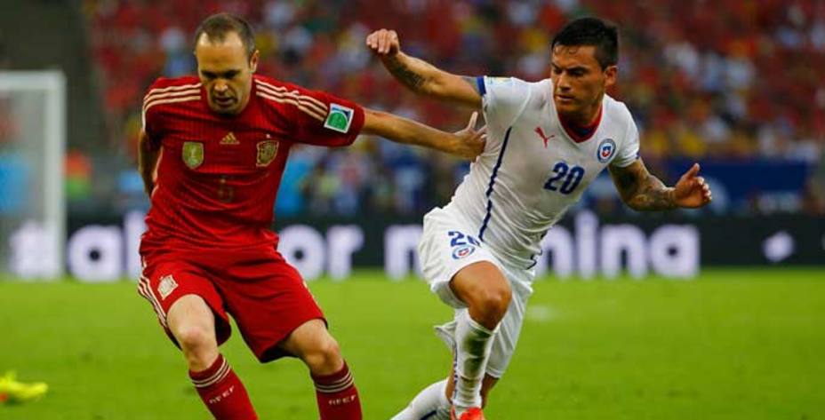 Iniesta durante el partido contra Chile. Reuters.