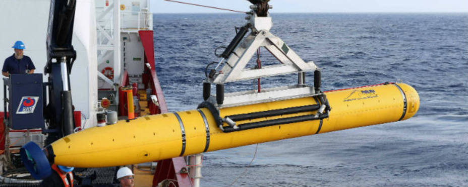 Un navío de la Marina australiana introduce una cámara en el océano para buscar restos. Reuters