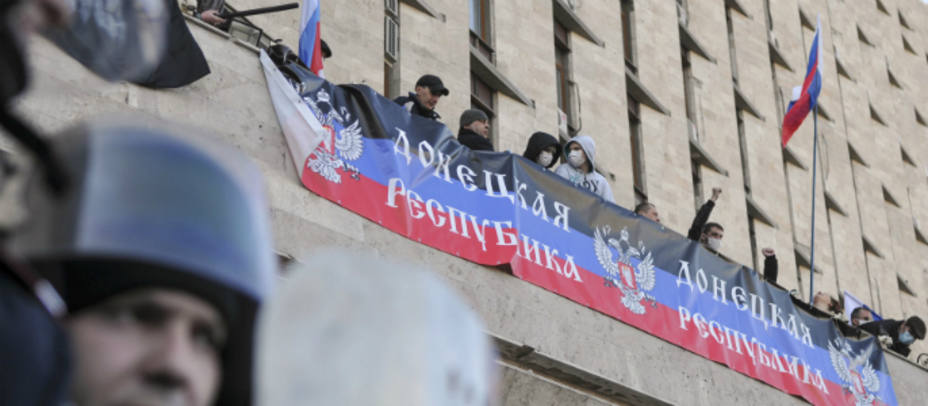 La sede del Gobierno en Donetsk tomada por manifestantes prorrusos. REUTERS