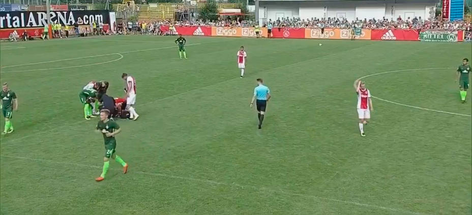 El futbolista Abdelhak Nouri se desmaya en un partido