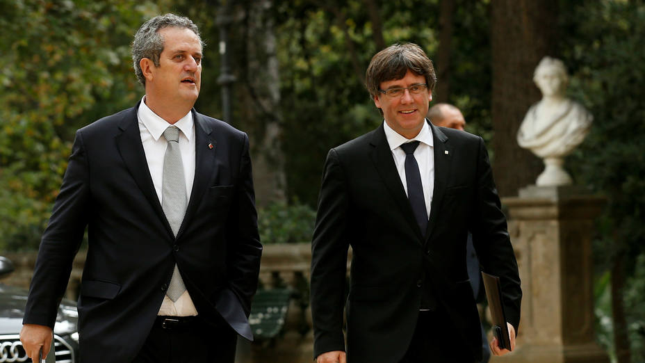 El conseller de Interior, Joaquim Forn, y el presidente de la Generalitat, Carles Puigdemont