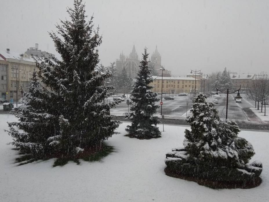 La ciudad de León amanece este sábado nevada