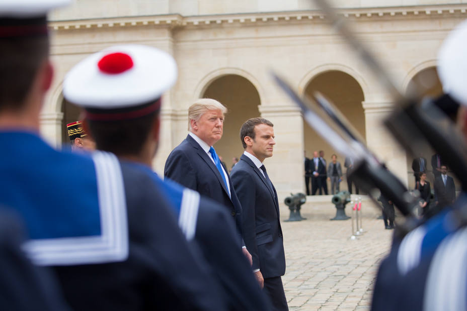 Donald Trump y Emmanuel Macron pasando revista a las tropas