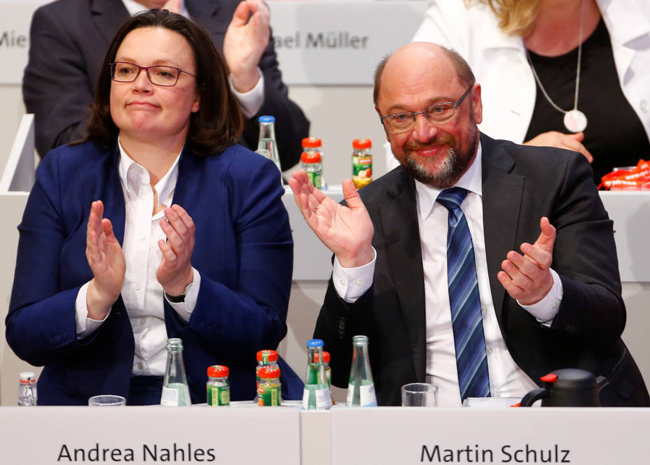 Martin Schulz, líder del SPD, aplaude de la votación favorable a negociar una coalición con Merkel. REUTERS