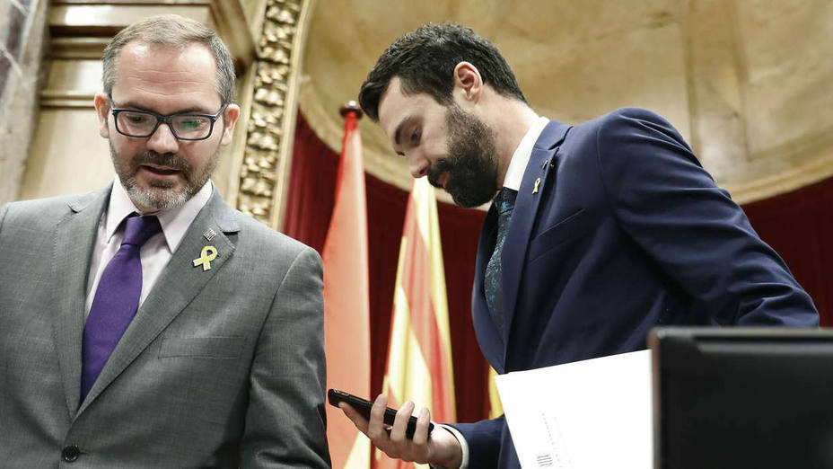 El presidente del Parlament, Roger Torrent (d), y el vicepresidente primero, Josep Costa