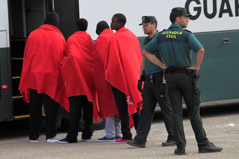 Rescatan a veinte inmigrantes en dos pateras en el Estrecho