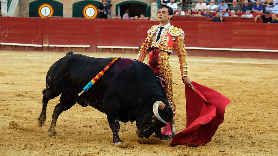 Paco Ureña durante su faena al quinto toro de Luis Algarra en Valencia