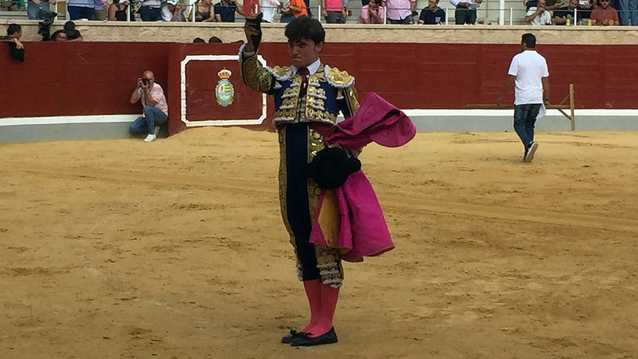 Jorge Isiegas mostrando la oreja conquistada este jueves en Villaseca de la Sagra