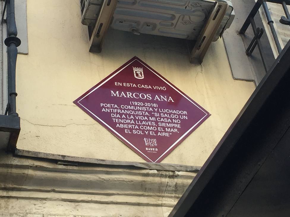Una placa recuerda al poeta Marcos Ana como un luchador antifranquista en la que fue su casa en Madrid