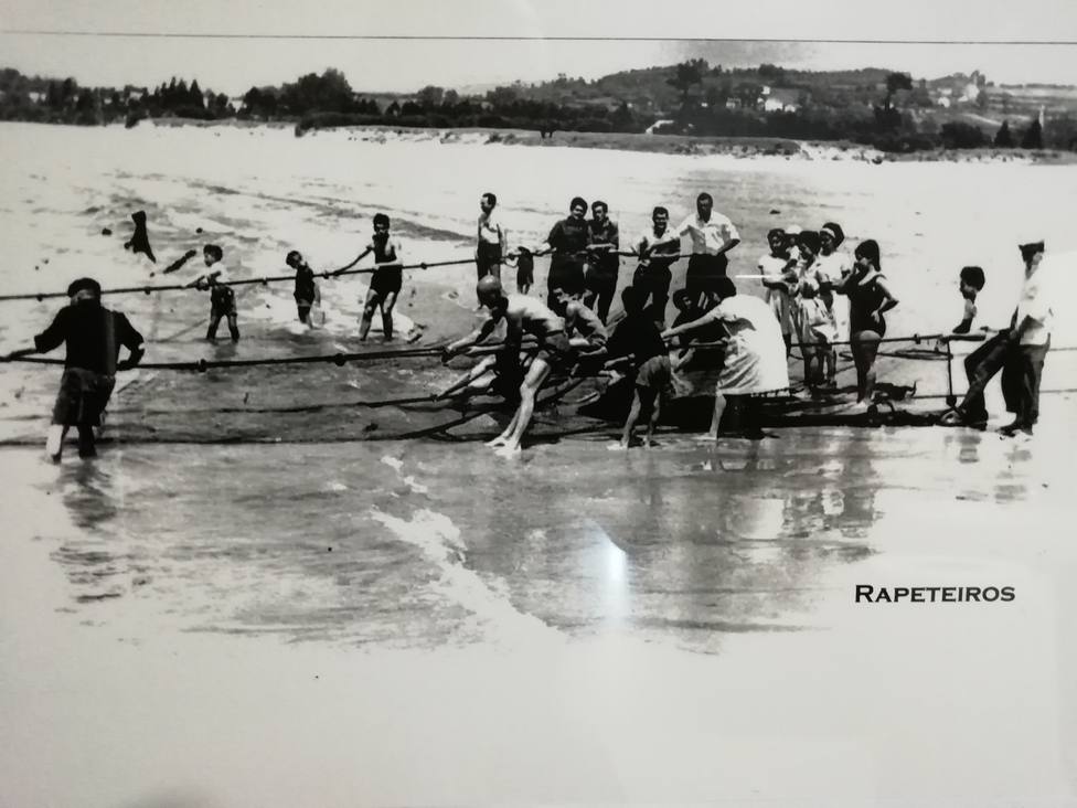 Foto antigua de cómo los marineros cedeireses llevaban a cabo el arte de la rapeta