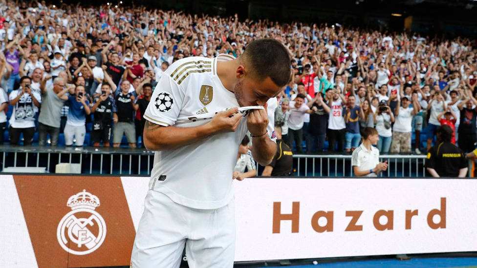 Eden Hazard besa el escudo de la camiseta del Real Madrid en su presentación (FOTO: Real Madrid)