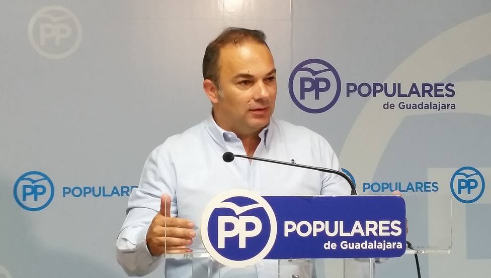 El alcalde de Guadalajara, el popular Antonio Román, formaliza la renuncia a su acta de concejal