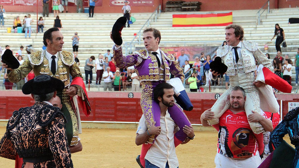 El Cid, Javier Cortés y Román, en su salida a hombros este domingo en Parla (Madrid)