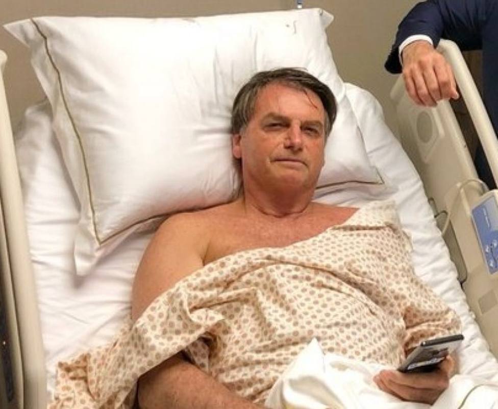 La inquietante foto del hijo de Bolsonaro visitando a su padre en el hospital con una pistola