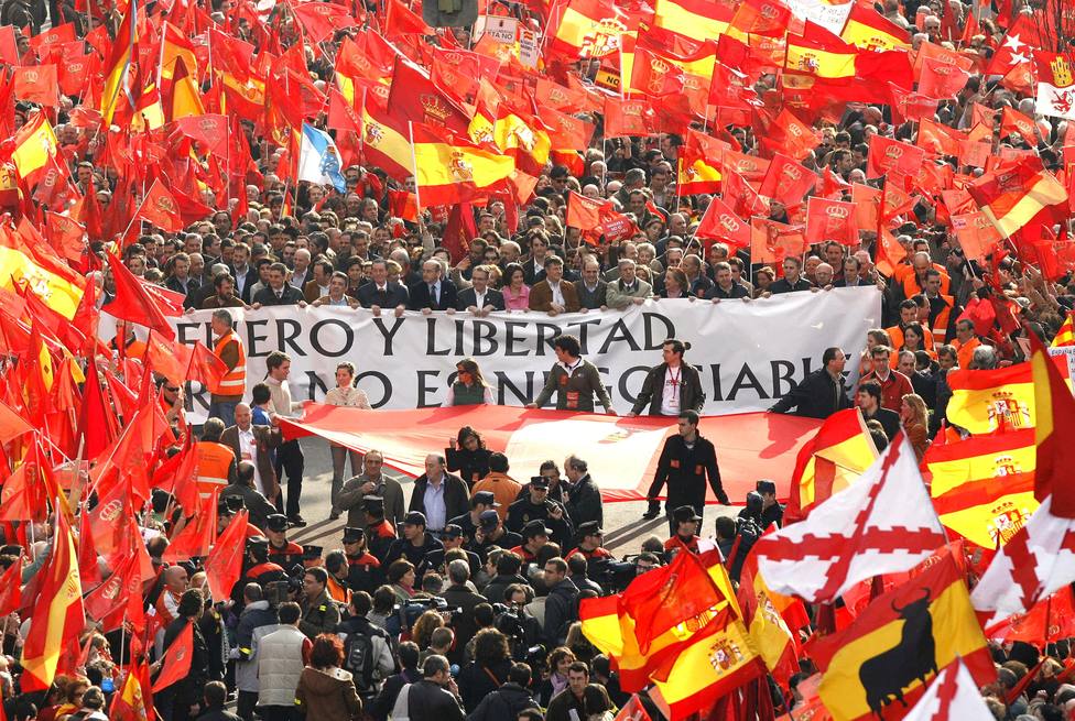 Miles de personas asisten a una manifestación en Pamplona