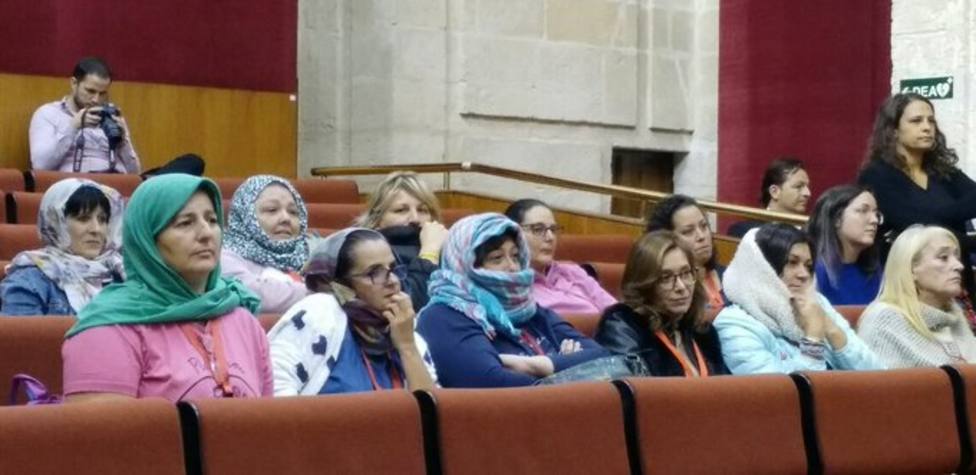 La protesta con hiyab en contra de Vox en el Parlamento andaluz que ha aplaudido Podemos