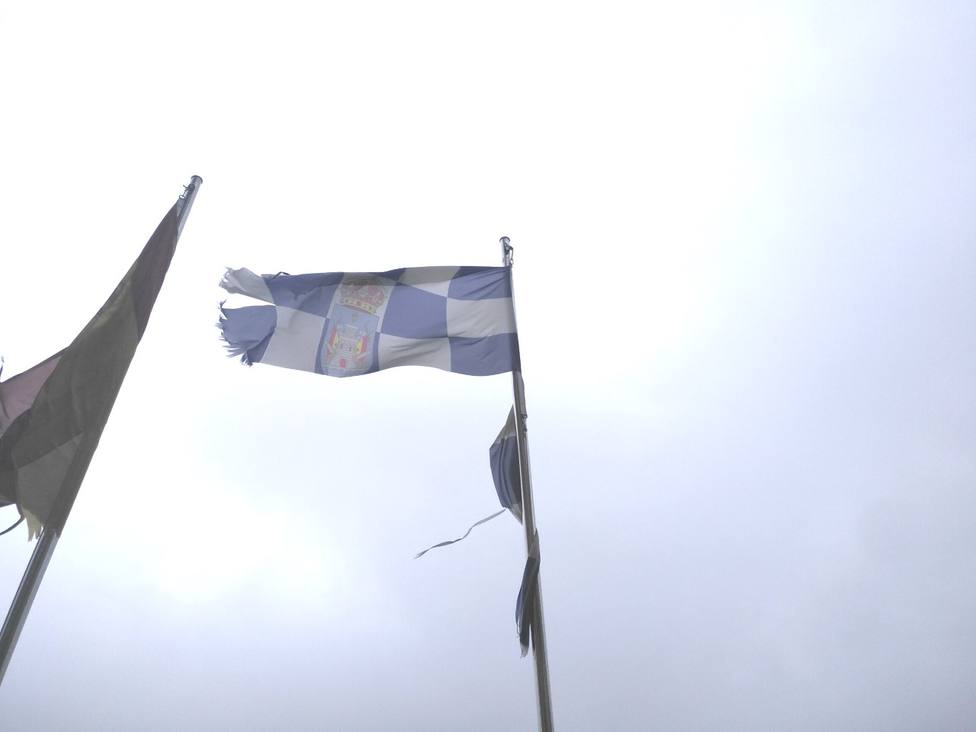 La bandera de Ferrol que está situada en el balcón del Ayuntamiento está completamente rota