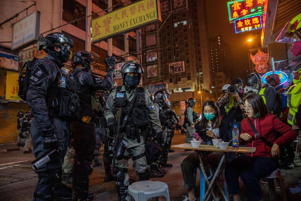 La Policía de Hong Kong detona una bomba de supuestos manifestantes contra el Gobierno