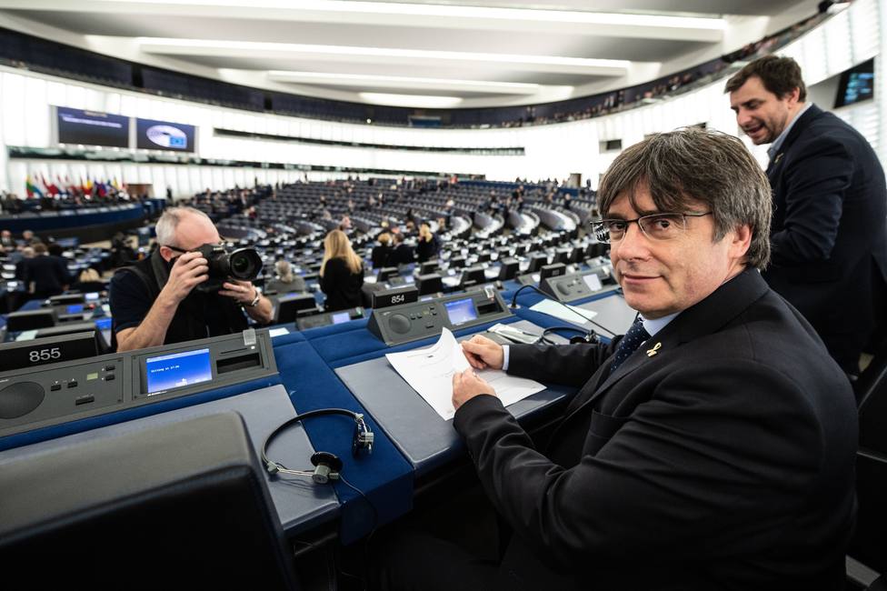 La nueva amiga terrorista de Puigdemont con la que se fotografía en el Parlamento europeo