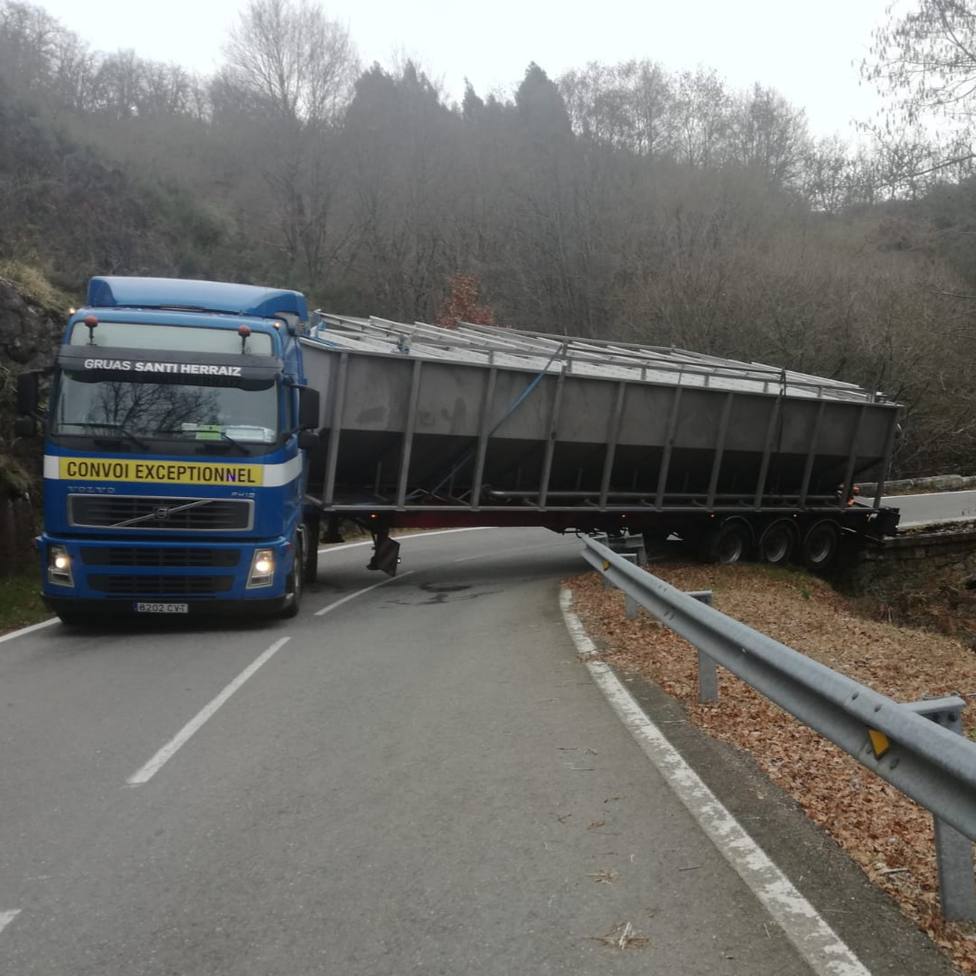 El camión atascado chocó contra un petril de la carretera Xinzo-Bande.