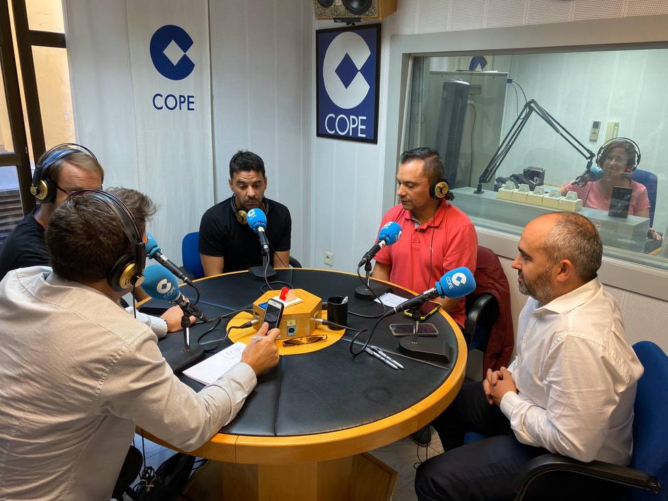 Michel entrevistado en los estudios de Cope Huesca