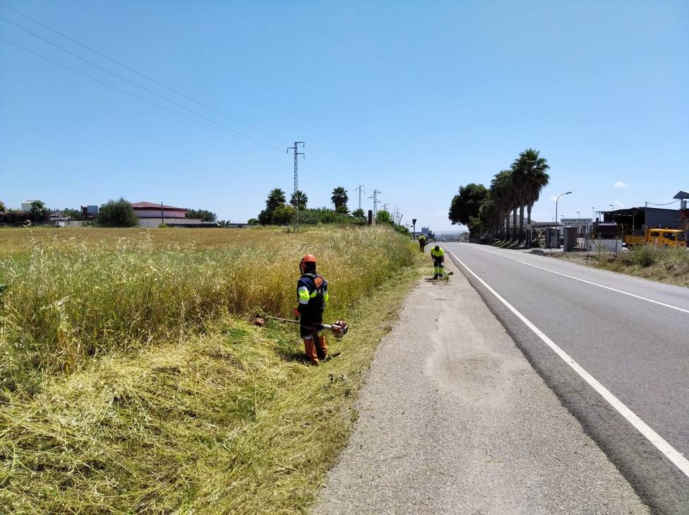 El Servicio de Carreteras de Diputación realiza tareas de desbroce y despeje de vegetación en 120 kilómetros