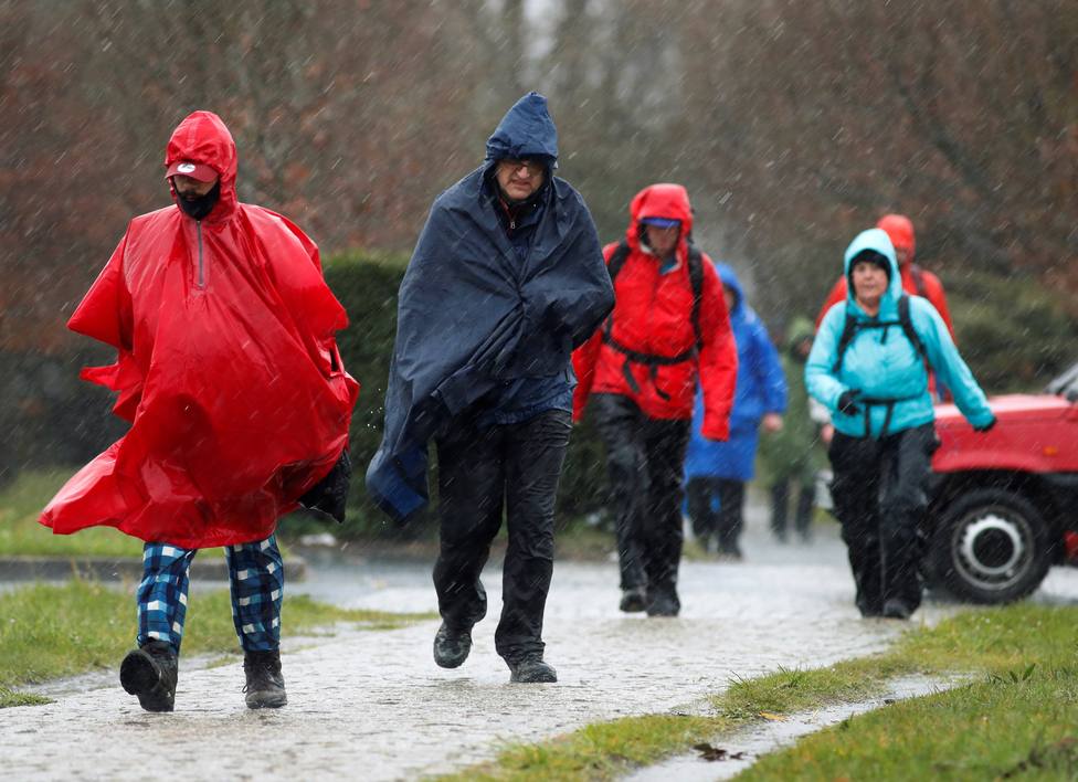 Foto de archivo de unos peregrinos enfrentándose a las lluvias - FOTO: EFE / Eliseo Trigo