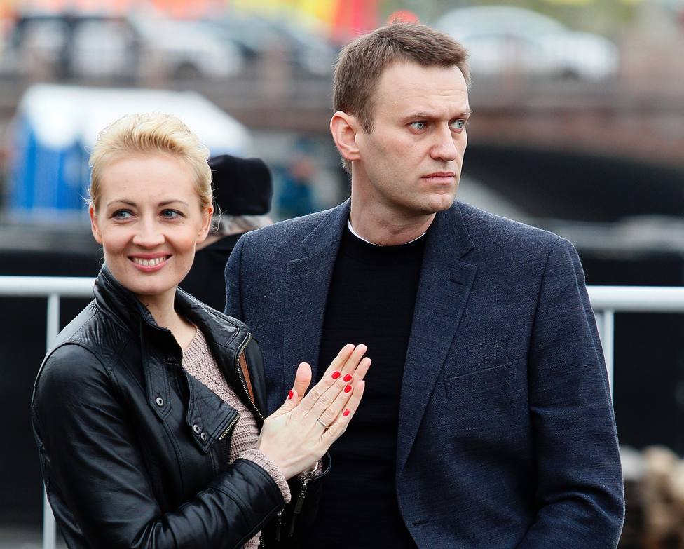 Navalni no puede ni servirse un vaso de agua, pero está camino de la recuperación