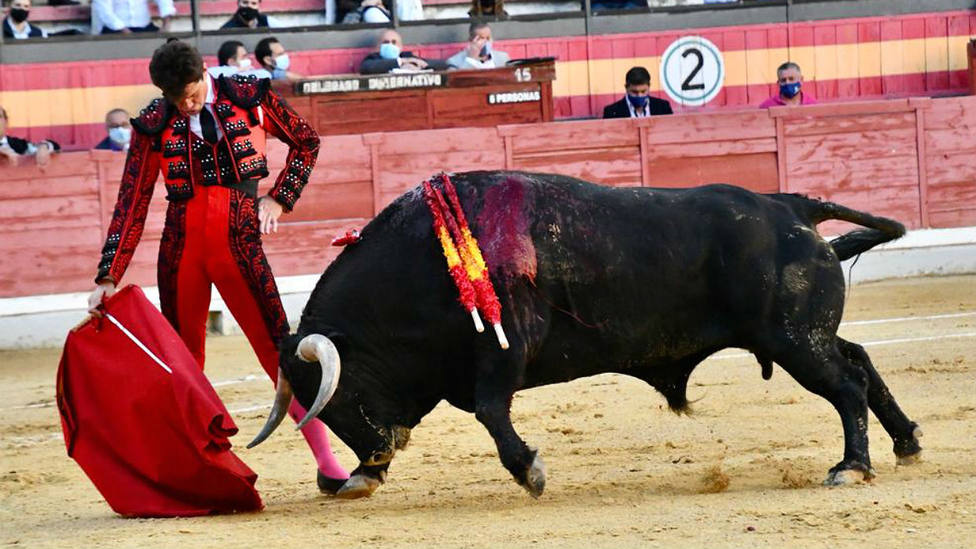 Derechazo de Daniel Luque al primer toro de Núñez del Cuvillo en Jaén