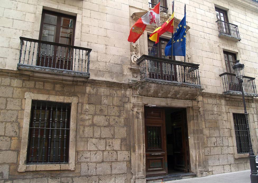El Ayuntamiento instala la bandera de España en la avenida Adolfo Suárez y  la de Andalucía en la rotonda de La Granja - Ayuntamiento de Jerez - Página  oficial