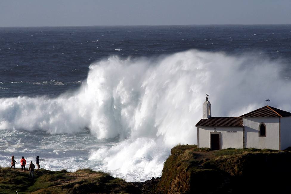 Una gran ola ante la Capilla de O Porto, en Meirás - FOTO: EFE / Kiko Delgado