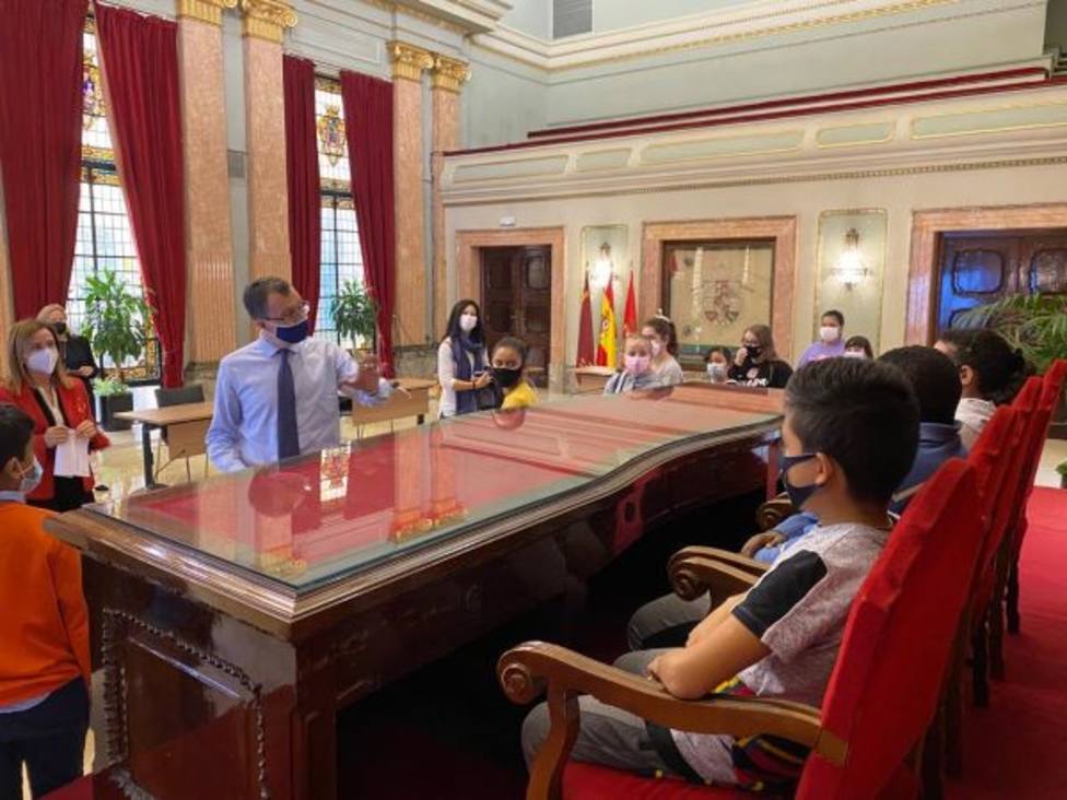 Escolares del colegio Ciudad de Murcia se adentran en el edificio del Ayuntamiento